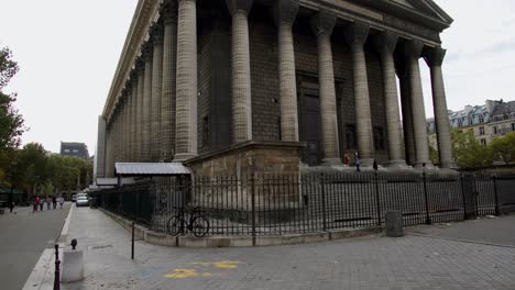 Iglesia-Parroquial-Católica-En-Place-Madeleine-Vista-Lateral