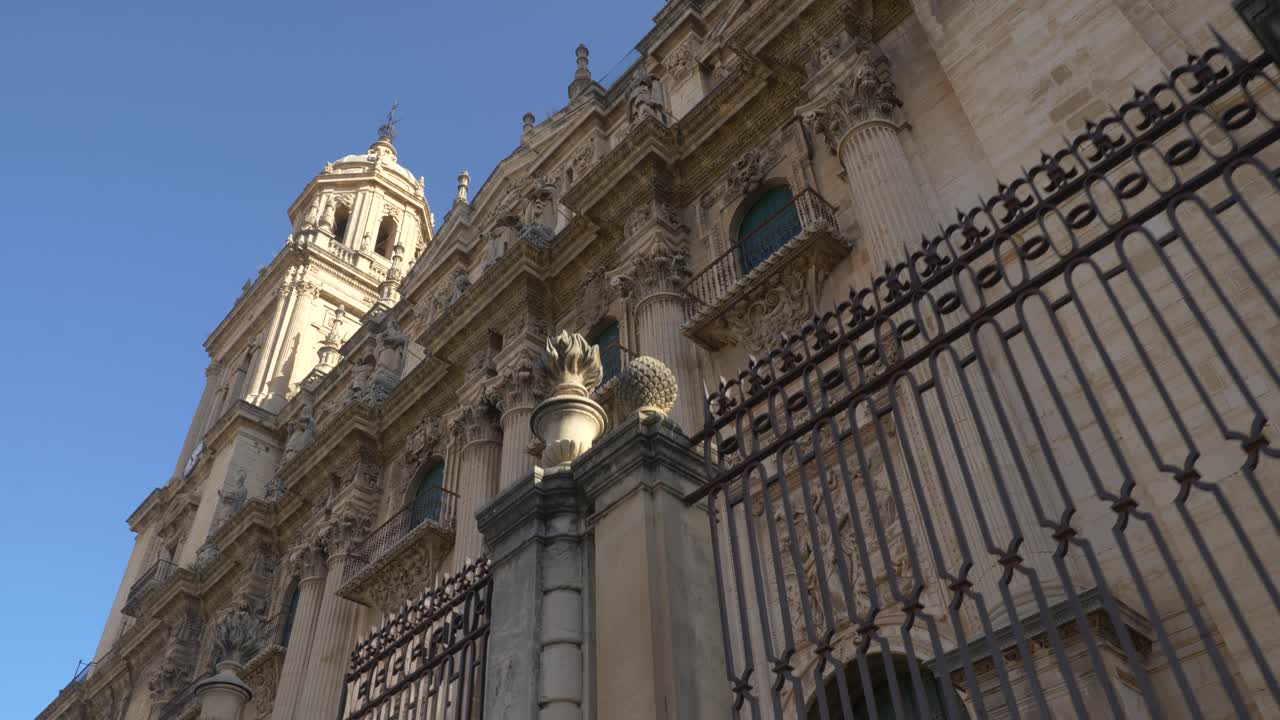 fachada de la catedral de jaén con la torre en el fondo