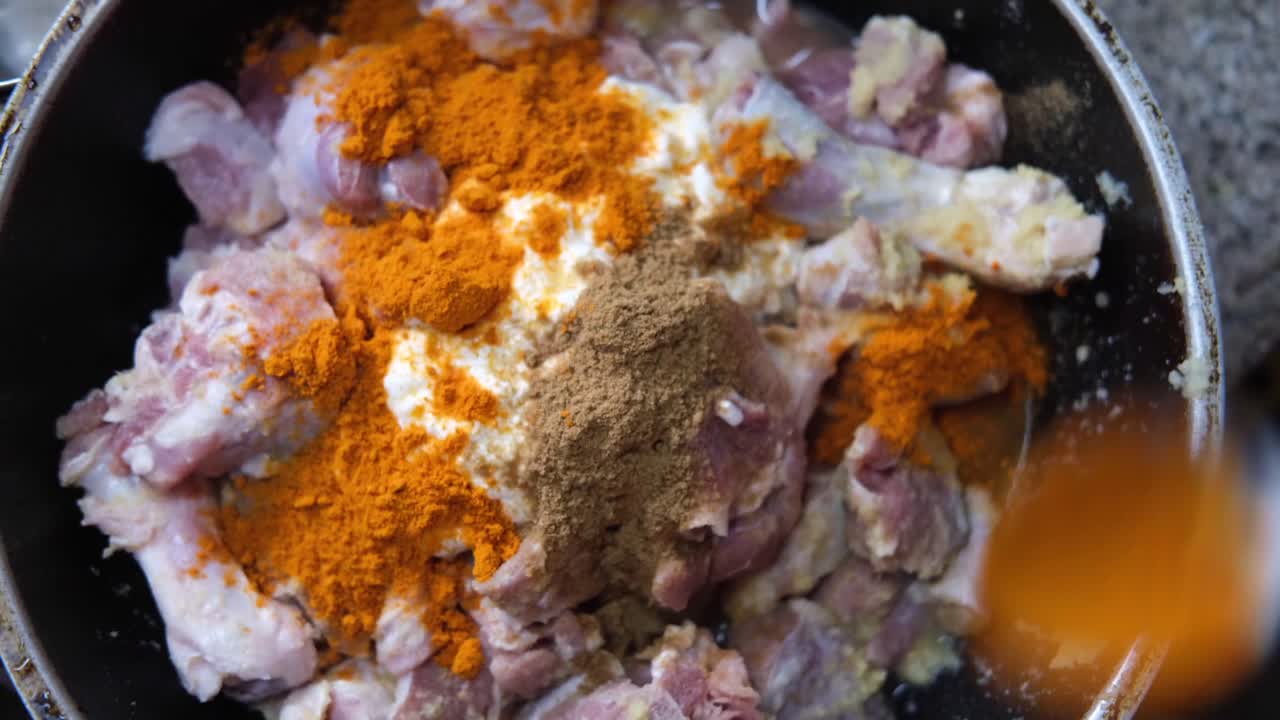 preparando un delicioso plato indio