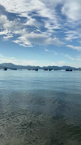 Barcos-De-Pesca-Flotando-En-La-Tranquila-Bahía-De-Cartagena-Con-Montañas-Distantes-Bajo-Un-Cielo-Azul