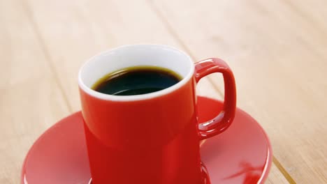 Schwarzer-Kaffee-Serviert-In-Roter-Tasse