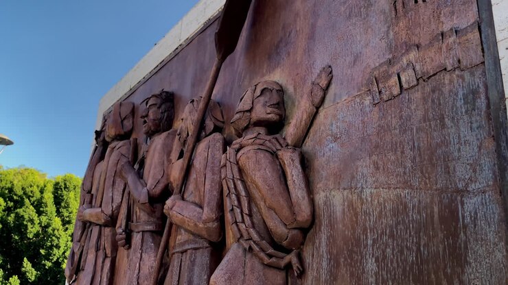primo piano di un monumento al rilievo della storia marittima dell'esplorazione dei marinai di Triana a Siviglia. Rilievo in bronzo raffigurante i marinai di Triana, Siviglia, che commemora il loro ruolo nella storia marittima