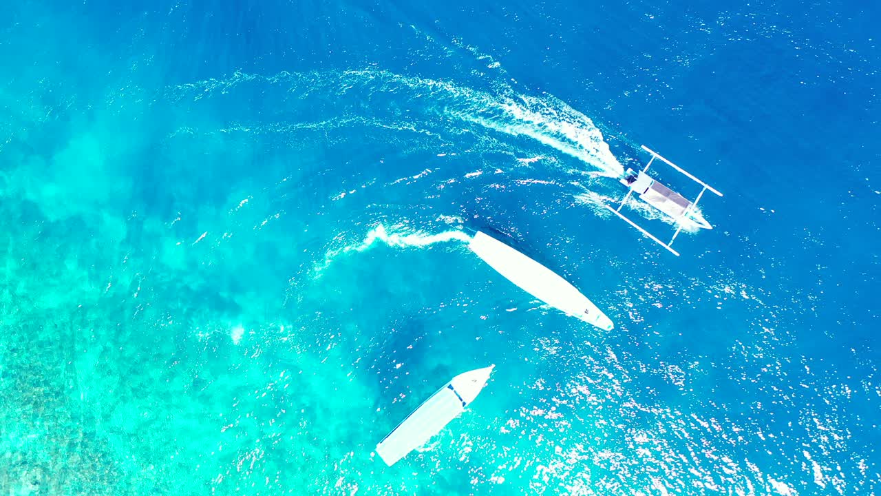 pequeños botes girando en la hermosa agua de mar color aguamarina