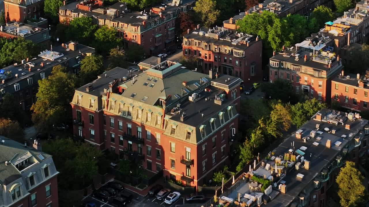 Vista dall'alto di edifici urbani e alberi verdi negli Stati Uniti