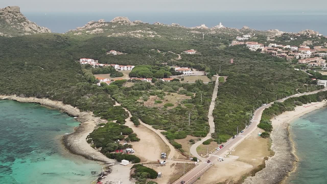 Esplorando la costa e il paesaggio della Sardegna in una giornata di sole