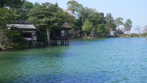 Casa-De-Té-Uchihashi-tei-Y-Estanque-Kasumiga-ike-En-El-Jardín-Kenrokuen-En-Kanazawa,-Ishikawa,-Japón