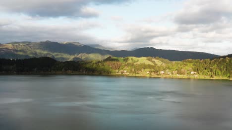 Drohnenaufnahmen-Des-Furnas-Sees-Auf-Den-Azoreninseln-Bei-Sonnenuntergang-Mit-Nebel-Und-Sonne