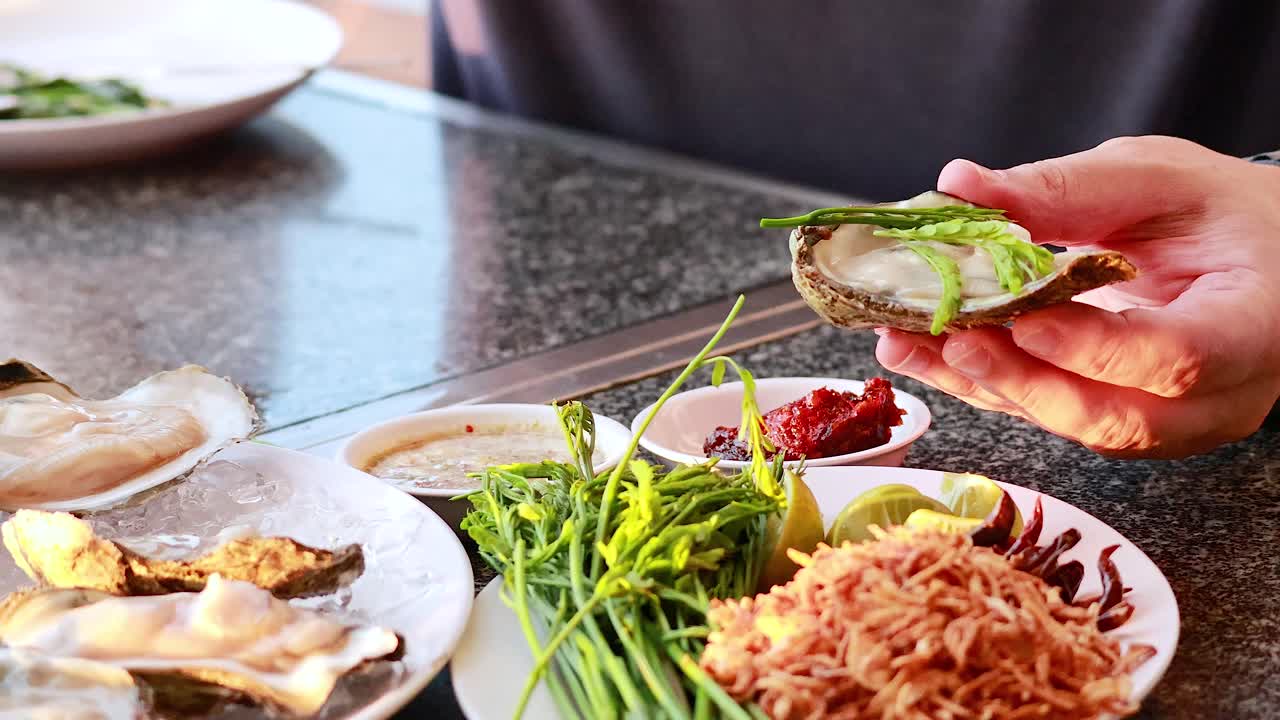 손은 다양한 태국 토핑으로 오스트리를 준비하고 있습니다.