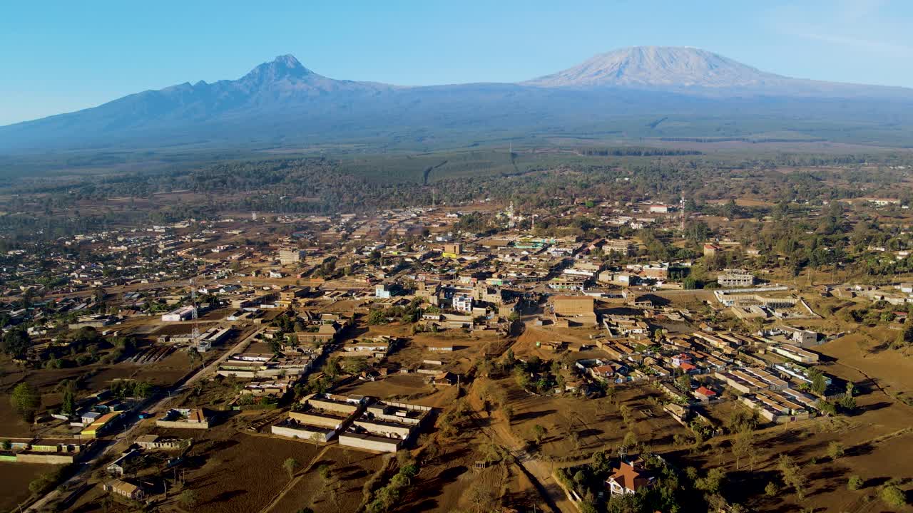 Alba - Paesaggio del Kenya con un villaggio, Kilimanjaro e Parco Nazionale di Amboseli - ripresa in movimento, vista aerea con drone.