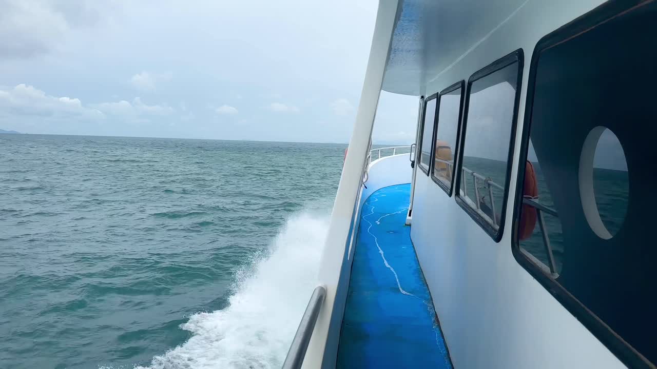 Seitenansicht einer Fähre, die an einem regnerischen Tag von Phuket nach Phi Phi Island fährt