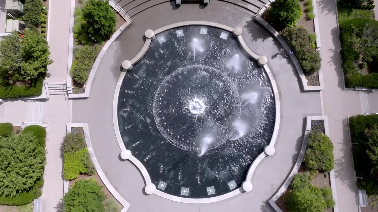 Fuente de agua en Fountain Park en Rock Hill, Carolina del Sur, con video de dron cenital estable