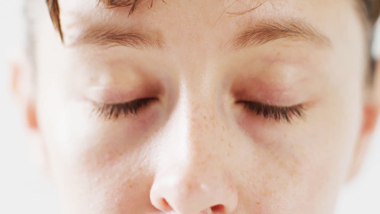 카우카스 여성의 녹색 눈의 포트레이트가 열리는 비디오 클로즈업