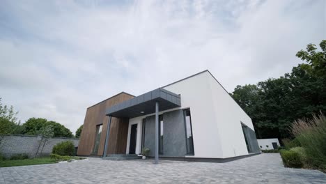 exterior moderno de la casa. casa con su propio territorio y grandes ventanas panorámicas. una pequeña casa suburbana en un estilo moderno.
