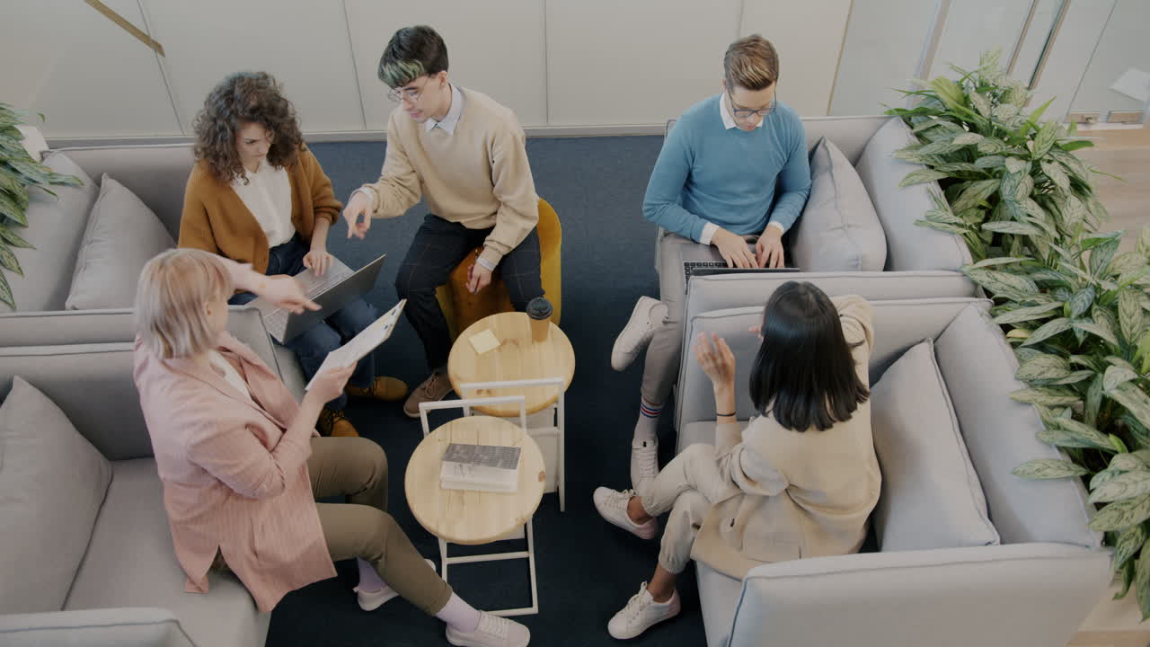 reunión de equipo de negocios en una oficina moderna
