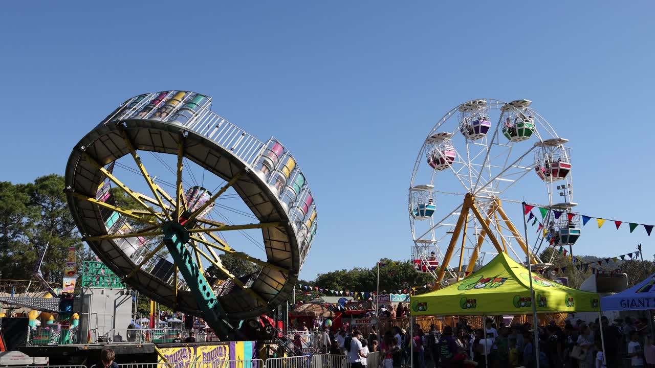 박람회에서 회전하는 페리스 의 타임 스