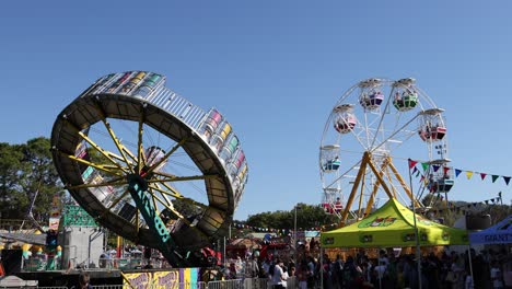 el lapso de tiempo de una rueda de ferris girando en una feria