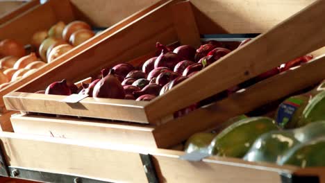 frutas y verduras en cajas en el supermercado