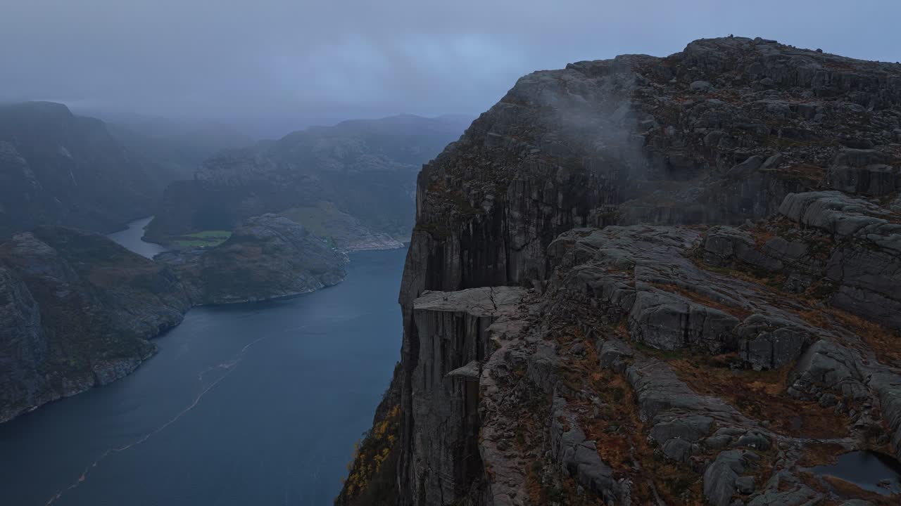 Solnedgangsskær over Lysefjorden med den ikoniske klippe Preikestolen set fra luften