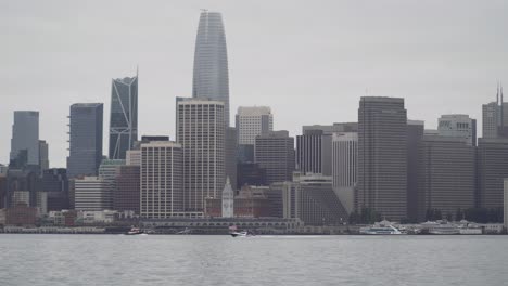 Barco-Patriótico-Navega-Por-La-Bahía-De-San-Francisco-Con-El-Horizonte-Detrás