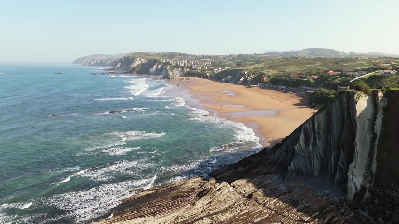Meereswellen und Sandstrand der Küste Bilbaos, Spanien, Luftaufnahme