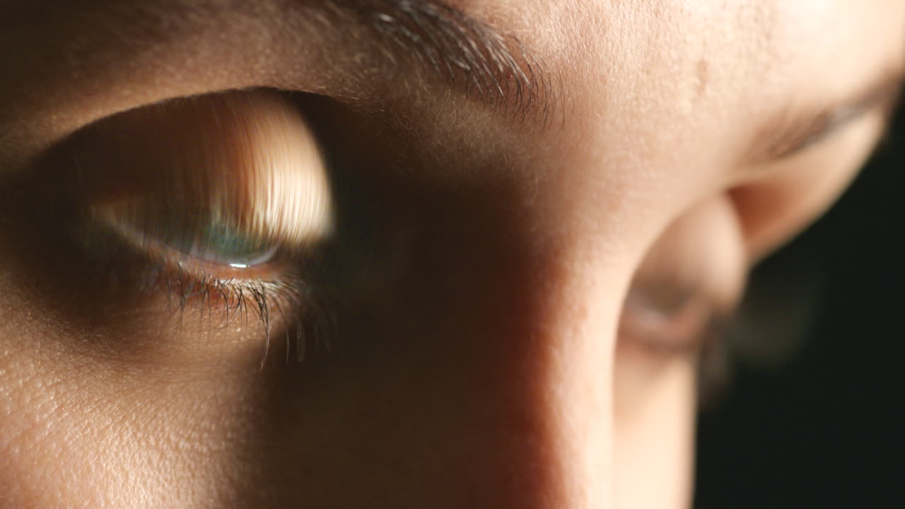 ojos y visión de cerca de una mujer en un optometrista