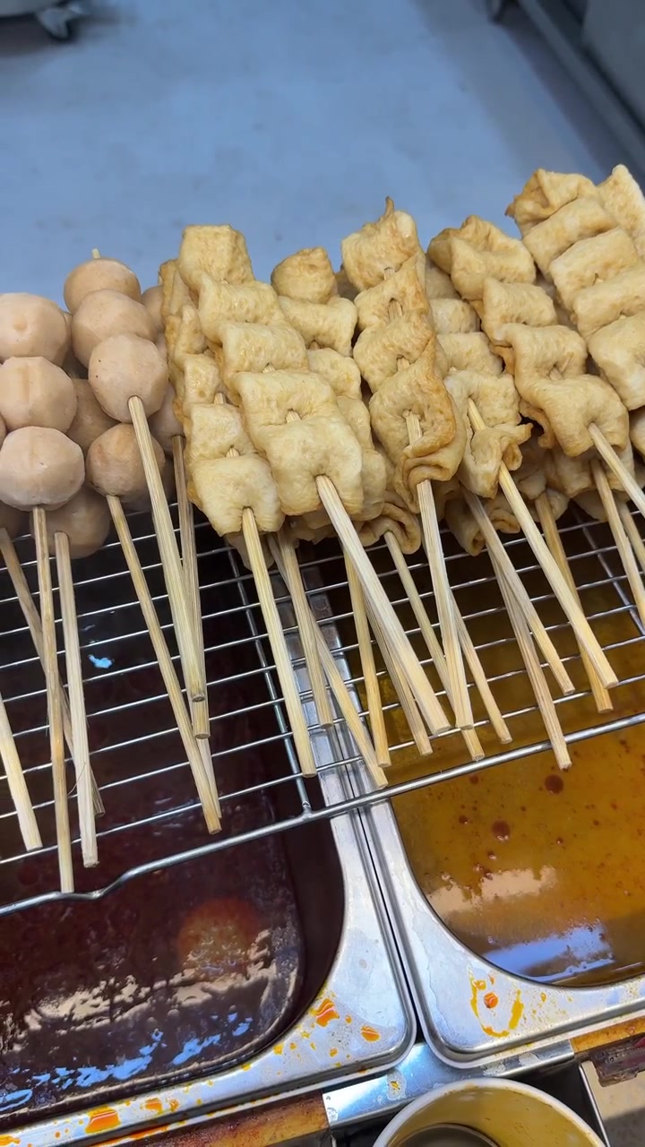 Brochettes de street food de boulettes de poisson et de boulettes de viande exposées