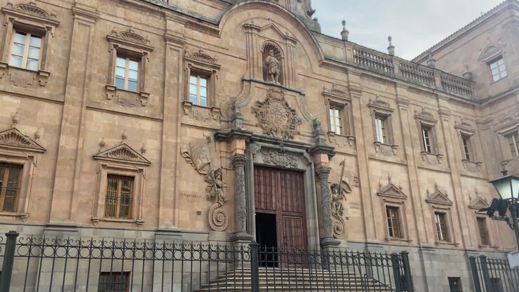 Splendida inquadratura generale di una cattedrale nel centro della città di Salamanca in Spagna, di giorno