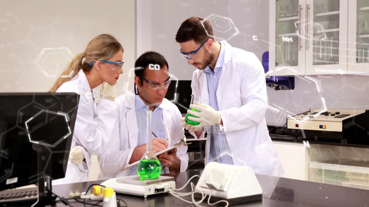 animación de fórmulas químicas en diversas trabajadoras y trabajadores de laboratorio