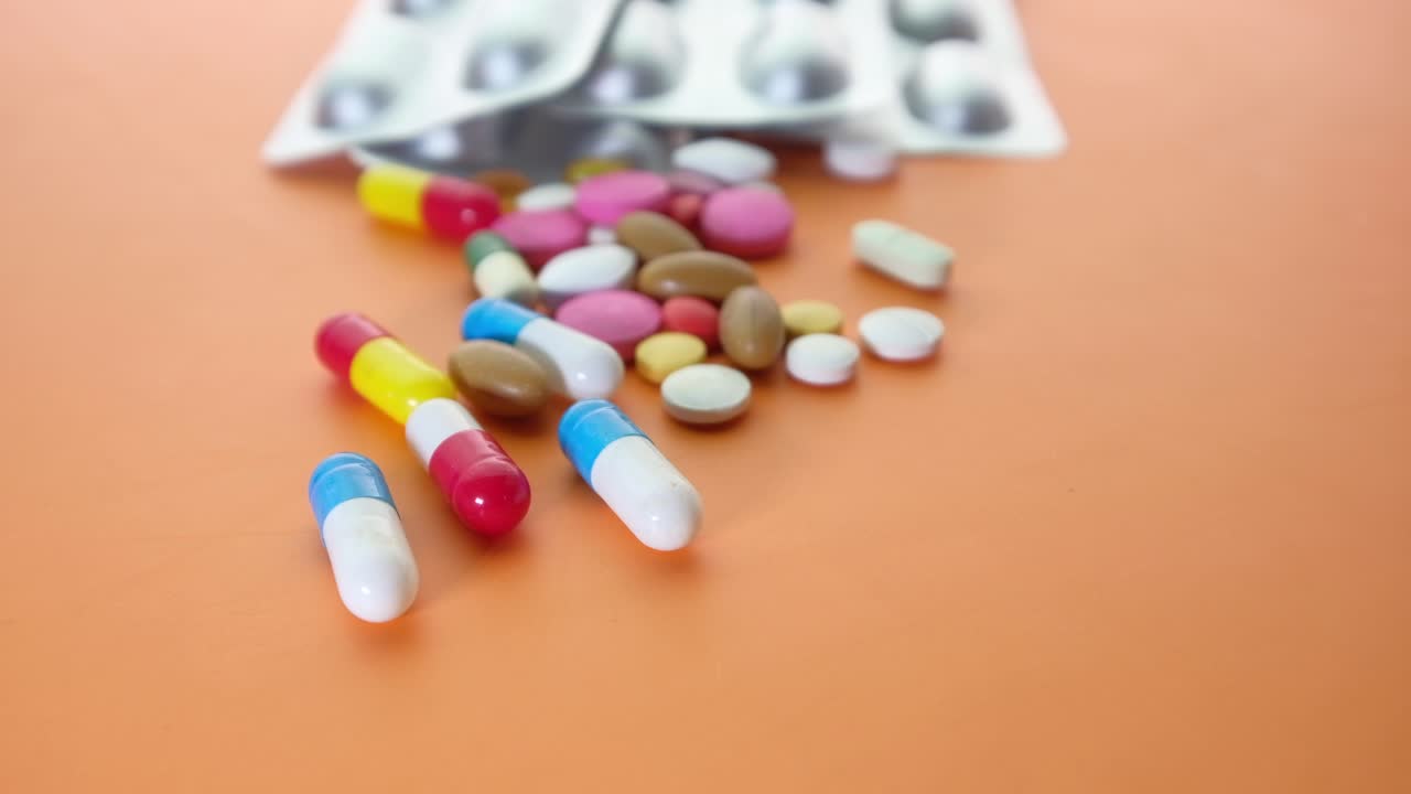 medicamentos variados y envases de pastillas