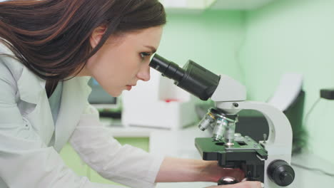 científico usando microscopio