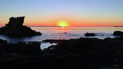 Nice-sunset-over-Catalina-Island-from-Little-Corona-del-Mar-beach-in-Newport-Beach,-Southern-California,-HD