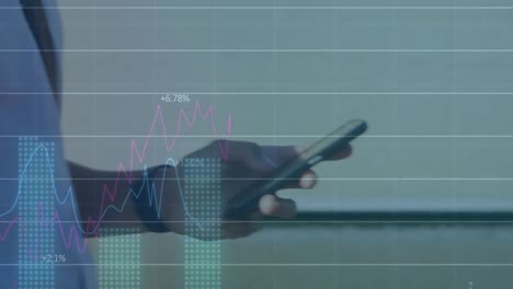 animación del procesamiento de datos estadísticos contra la sección media de un hombre que usa un teléfono inteligente mientras camina