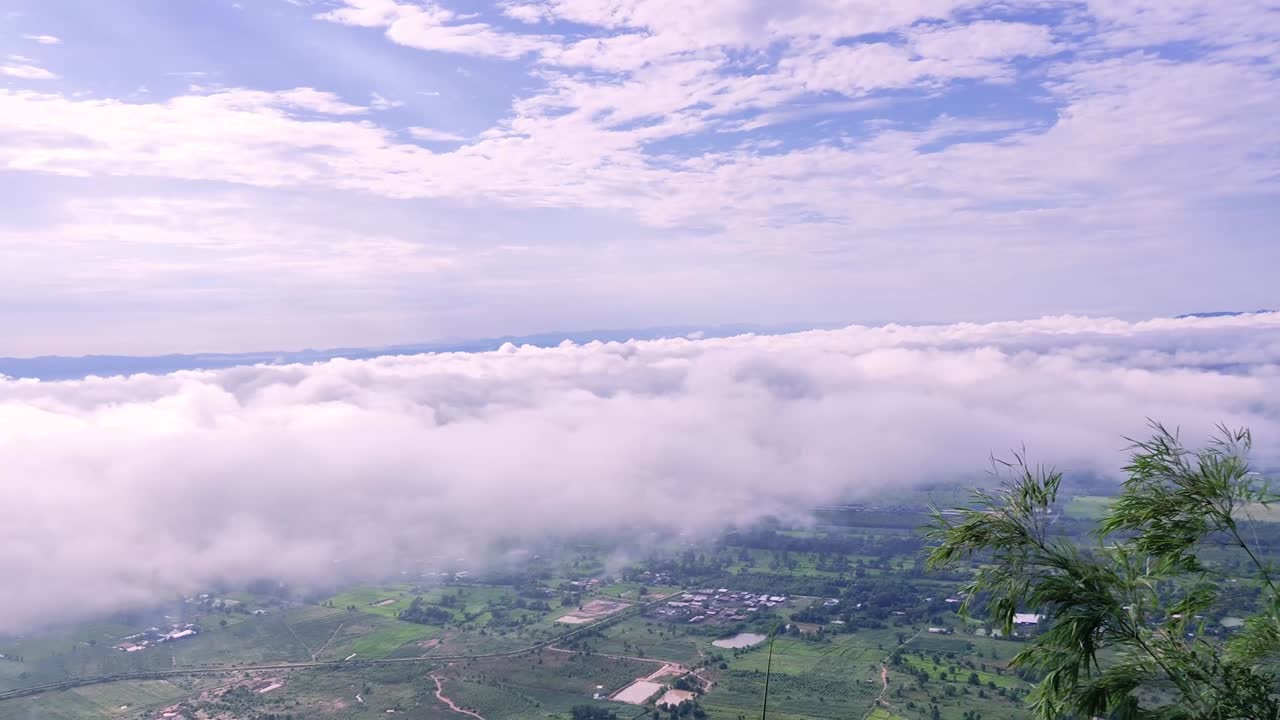 밝은 푸른 하늘에서 가운 하 구름이 날아 갔다. 태양의 뜨거운 여름 주, 4k 비디오