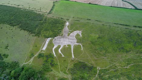 Caballo-Blanco-De-Osmington-Arte-De-Figura-De-Tiza-Histórica-En-Pendiente-De-Ladera-Vista-Aérea-órbita-Derecha