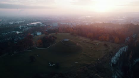 toma aérea del montículo krakus al amanecer brumoso