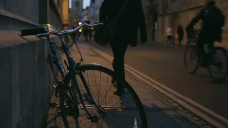 Straße-Im-Stadtzentrum-Von-Oxford-In-Der-Abenddämmerung-Mit-Fahrrad-Im-Vordergrund