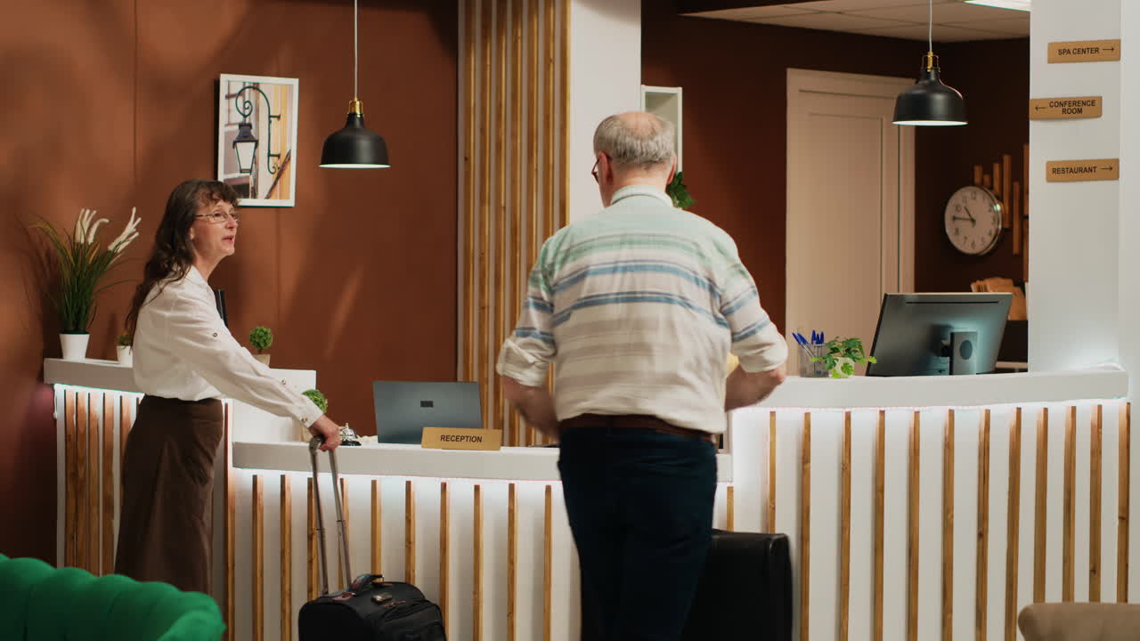 Gli anziani suonano il campanello di servizio in hotel