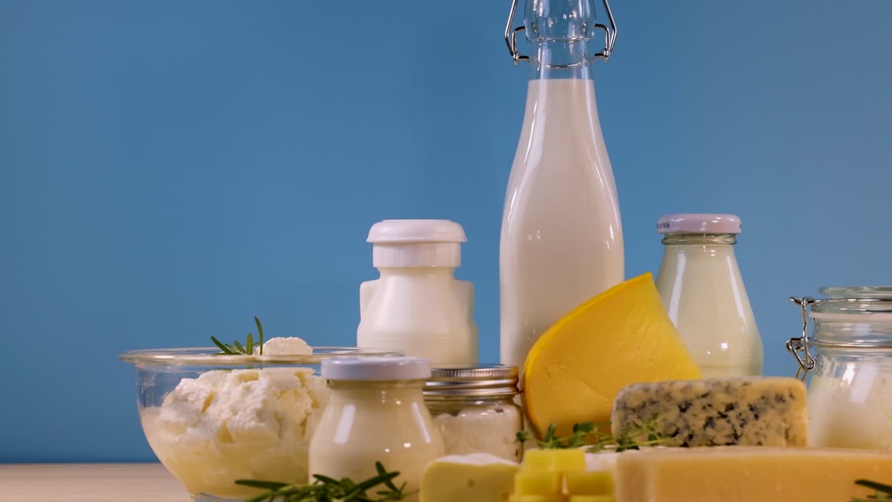 varios productos lácteos dispuestos contra un fondo azul