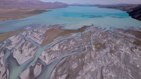 Vuelo-Aéreo-Sobre-El-Río-Godley-Trenzado-Volando-Hacia-La-Desembocadura-Del-Lago-Tekapo-Con-Las-Montañas-Al-Fondo-Pt-2