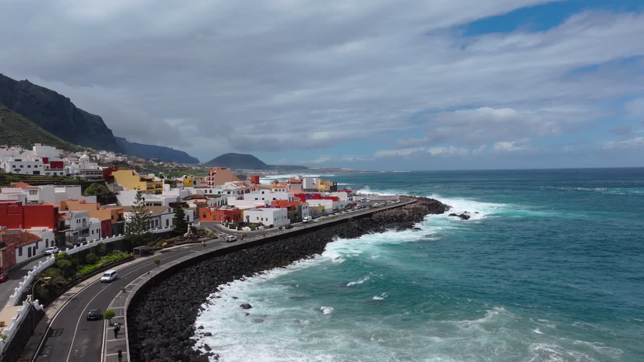 Vista aerea 4K con drone di grandi onde che si infrangono sulla costa rocciosa vulcanica di Garachico, Tenerife, durante la tempesta Therese. Oceano Atlantico turbolento e paesaggio costiero suggestivo_045