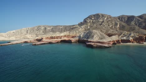 toma aérea de unas impresionantes playas pequeñas en punta colorada, mar de cortez