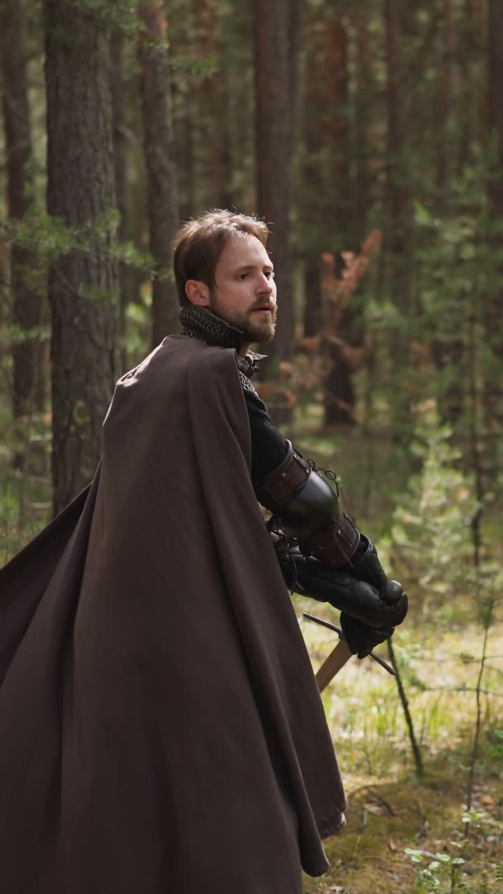 lucha de espadas con caballero en el bosque, reconstrucción de batallas, duelo