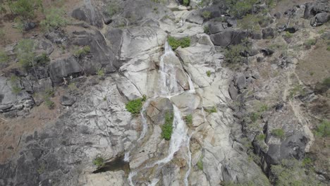 El-Pintoresco-Arroyo-Esmeralda-Cae-En-Verano-En-Mareeba,-Australia---Toma-Aérea-De-Drones