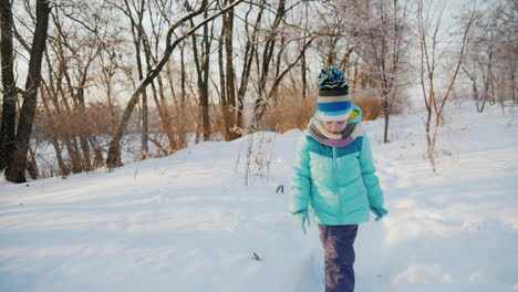 Niña-De-Cinco-Años-Que-Disfruta-El-Próximo-Invierno-2