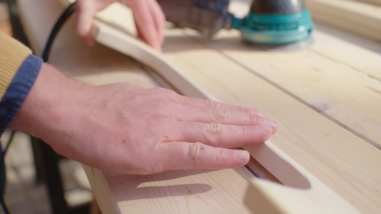 el artesano comprueba la superficie del suelo