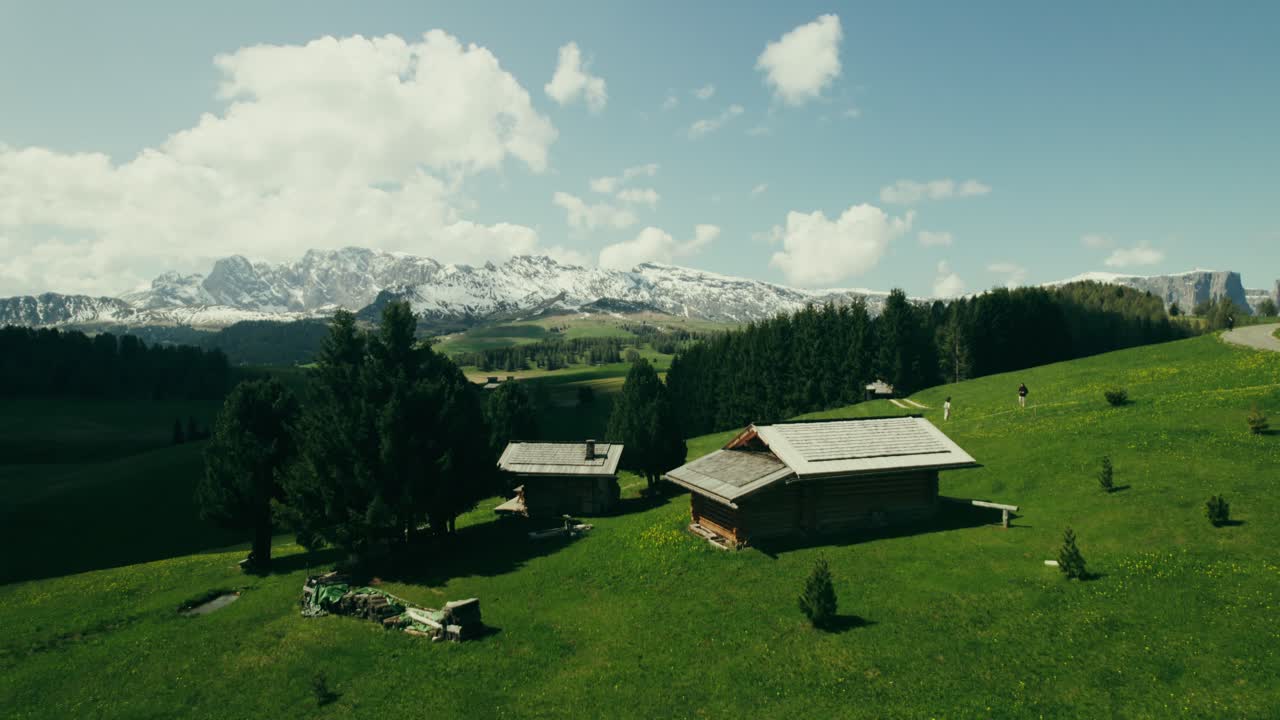 전통적인 목조 오두막이 있는 알파인 마을 풍경