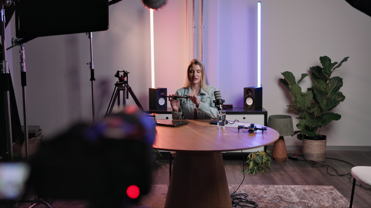 Donna che registra un podcast in uno studio con un drone