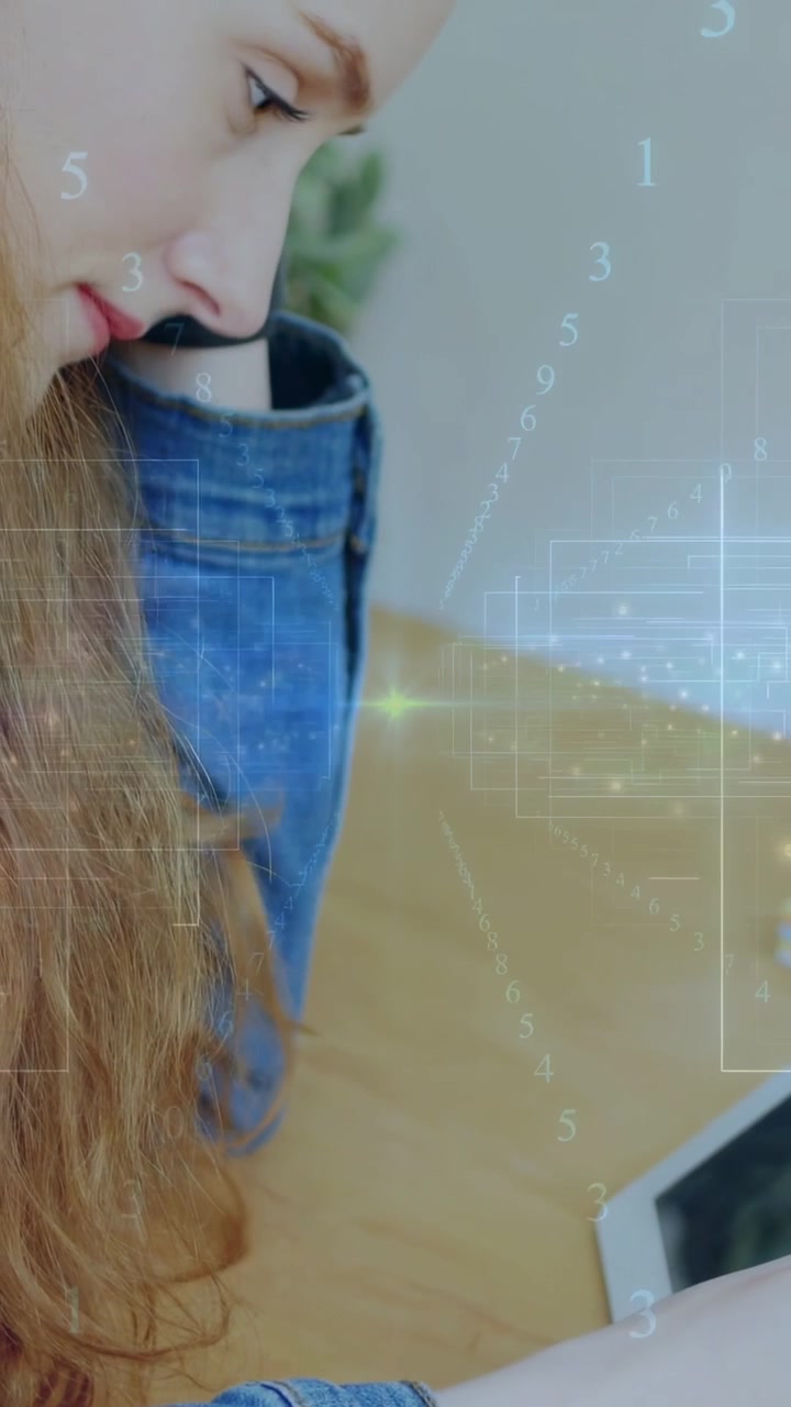 Video verticale: Donna appoggiata a un tavolo di legno che tocca il tablet e avvia una sovrapposizione HUD per una demo tecnologica.