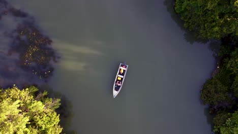 Vista-Aérea-Del-Barco-En-Un-Río-En