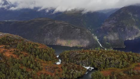 Espectacular-Vista-Aérea-Panorámica-De-Cascadas-En-Las-Montañas-De-Noruega